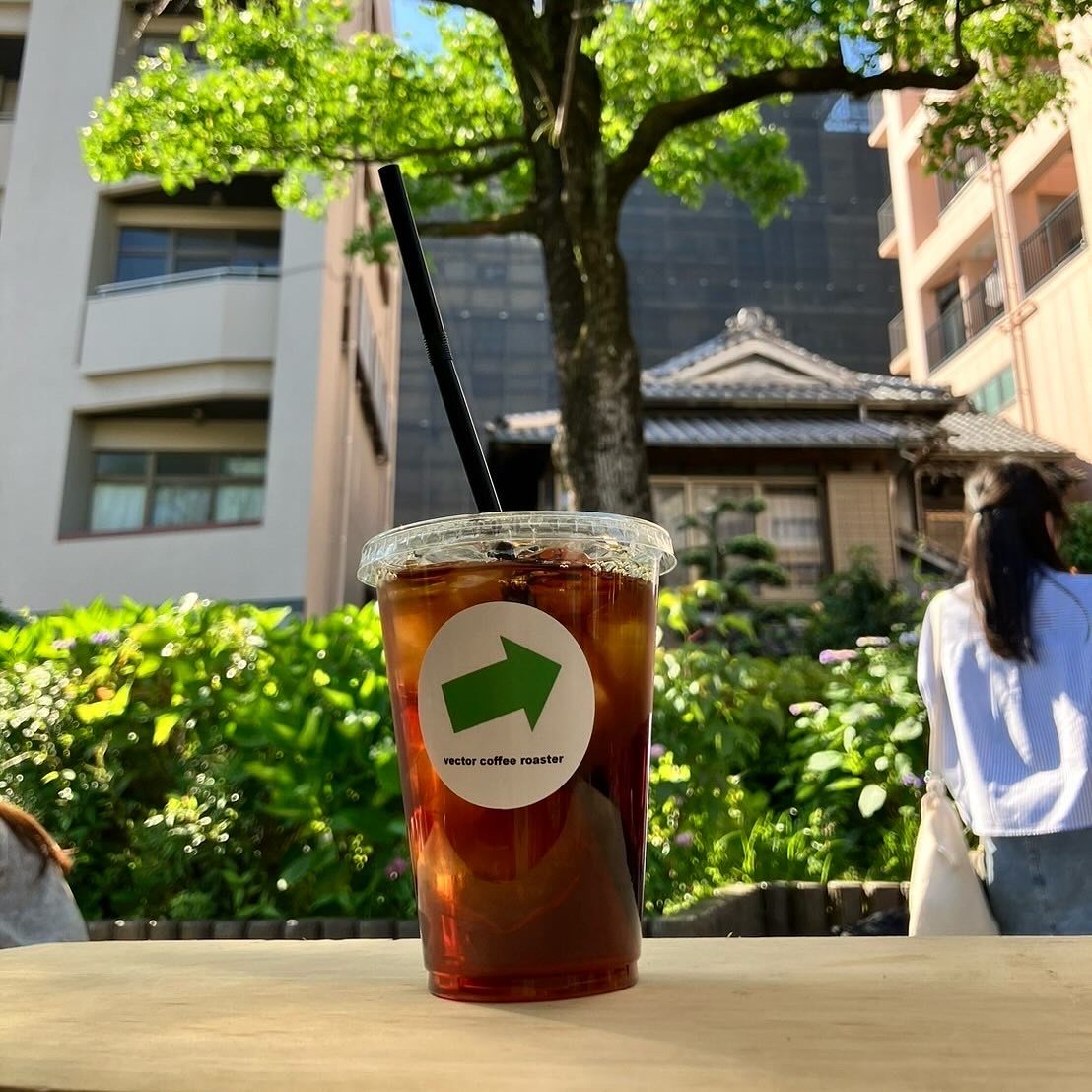 木陰に置いたアイスコーヒー